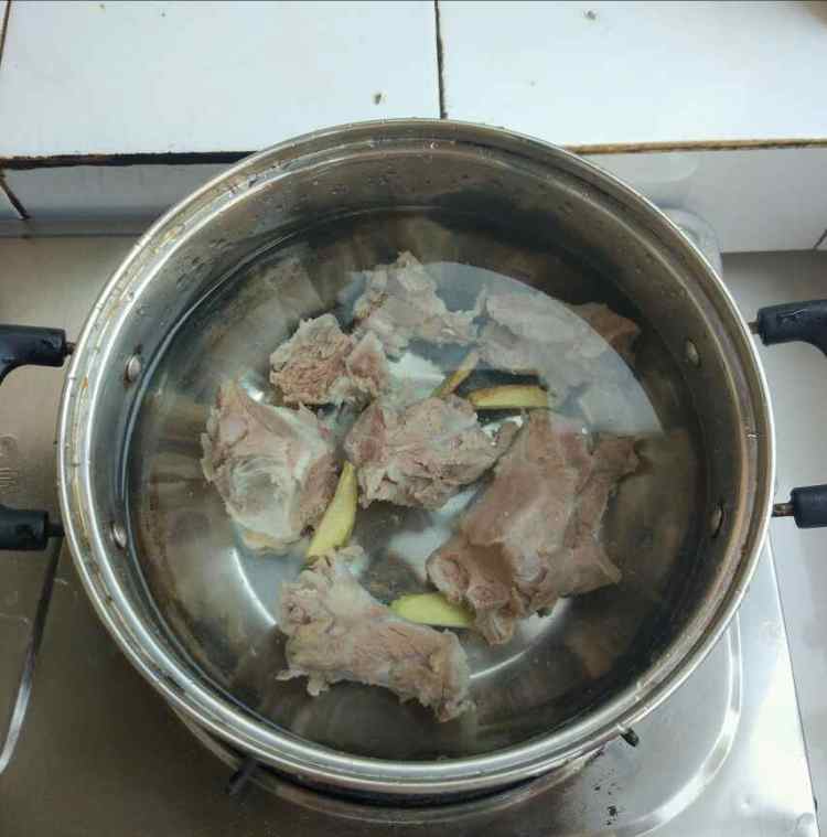 白萝卜炖羊骨头步骤3