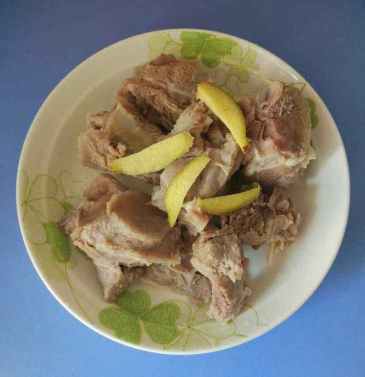 白萝卜炖羊骨头步骤1