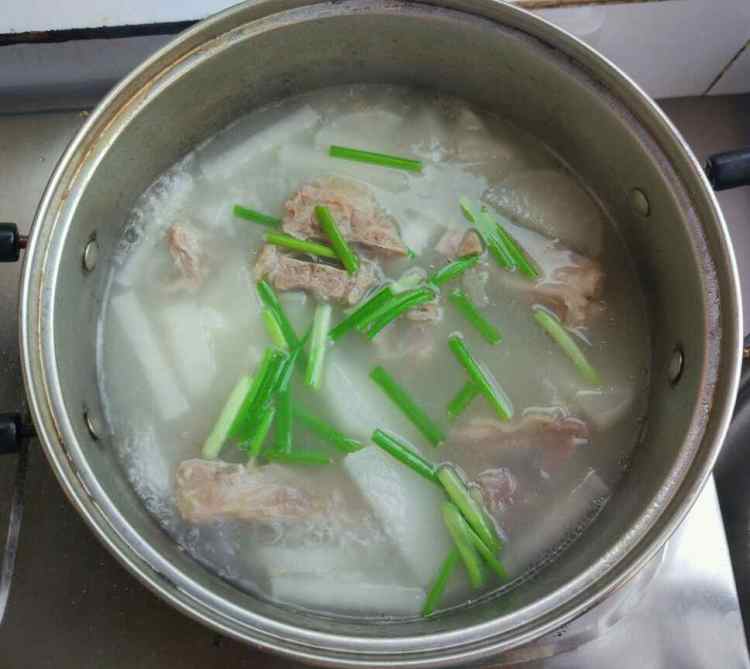 白萝卜炖羊骨头步骤5