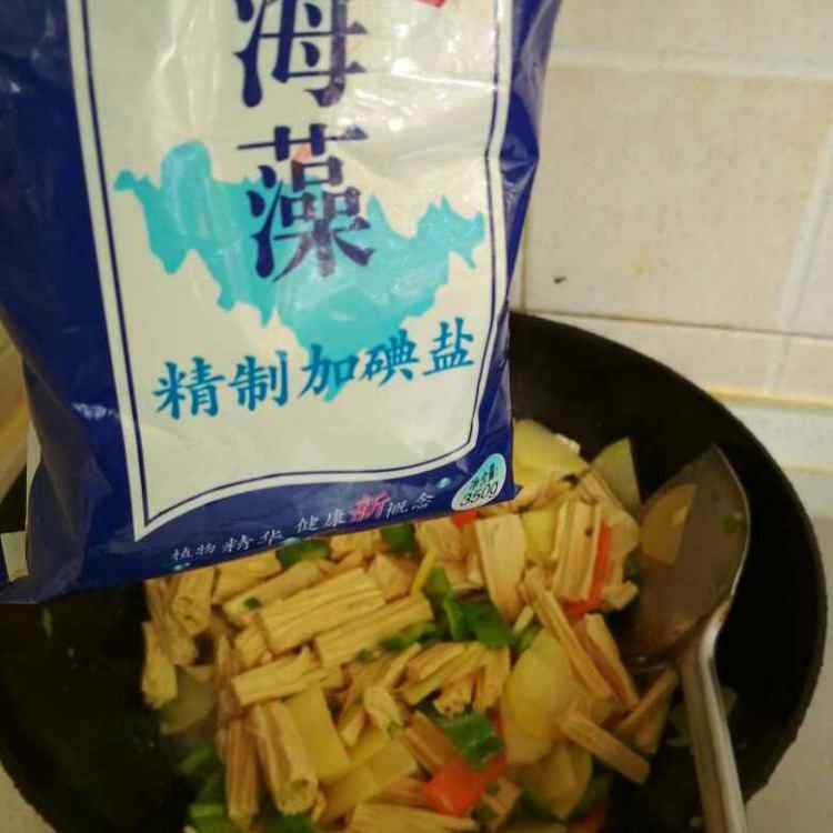 腐竹炒土豆片步骤7