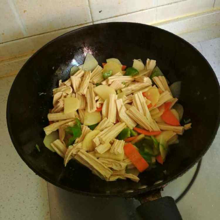 腐竹炒土豆片步骤6