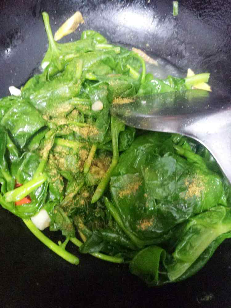蚝油蒜末木耳菜步骤6