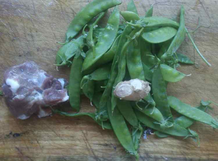 瘦肉炒荷兰豆步骤1