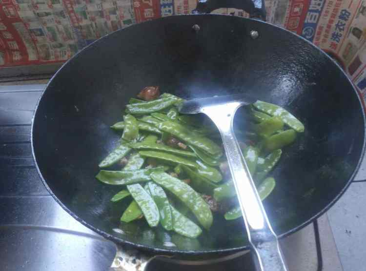 瘦肉炒荷兰豆步骤8