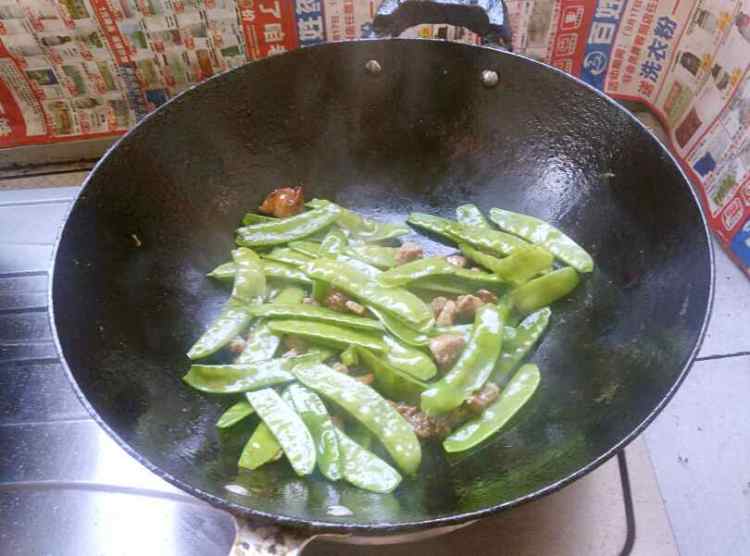 瘦肉炒荷兰豆步骤9