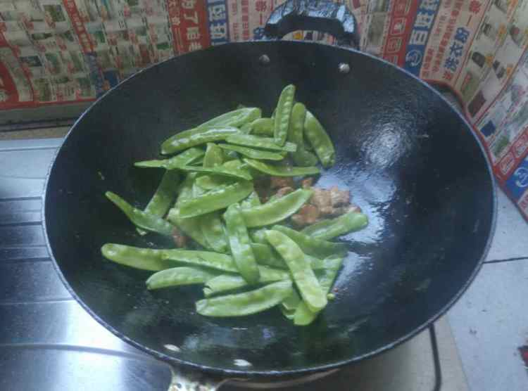 瘦肉炒荷兰豆步骤7