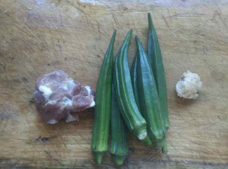 瘦肉炒秋葵步骤1