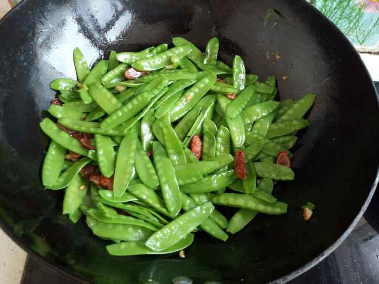 荷兰豆炒腊肠步骤6