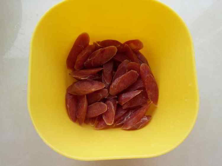 荷兰豆炒腊肠步骤3
