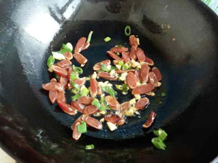 荷兰豆炒腊肠步骤5
