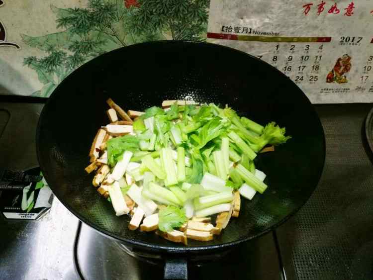 西芹炒豆干步骤4