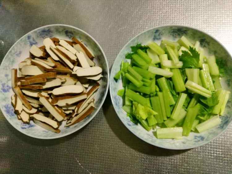 西芹炒豆干步骤1
