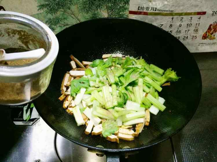 西芹炒豆干步骤5