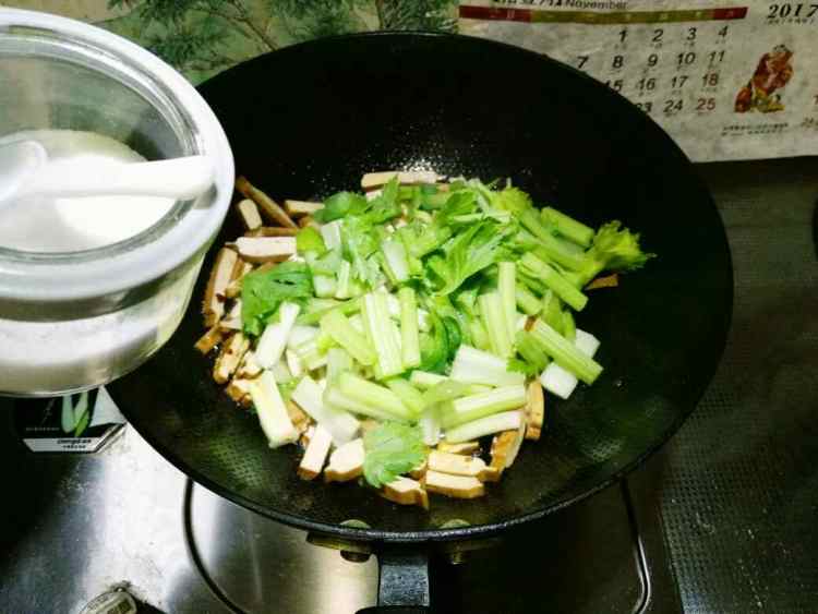 西芹炒豆干步骤6