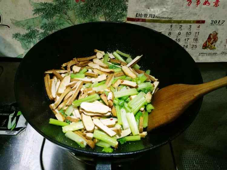 西芹炒豆干步骤8