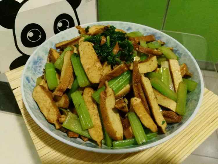 西芹炒豆干步骤9