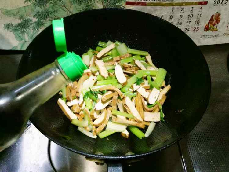 西芹炒豆干步骤7