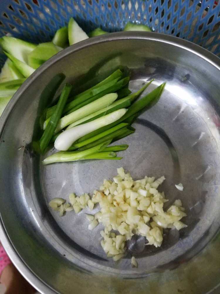蒜蓉炒丝瓜步骤4