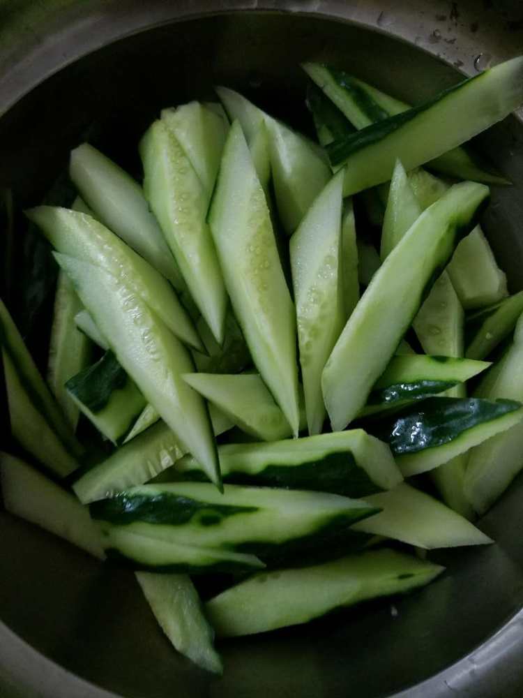 青瓜炒肉片步骤1