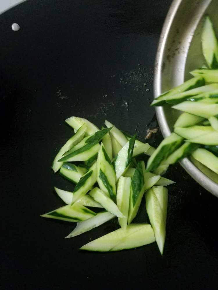 青瓜炒肉片步骤6