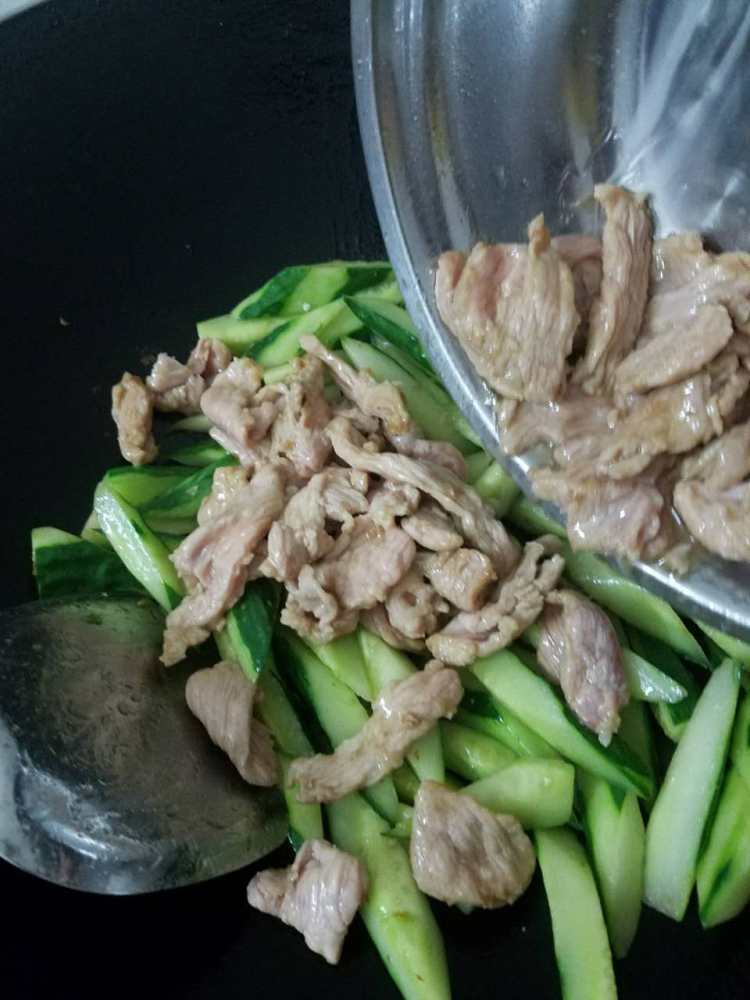 青瓜炒肉片步骤8
