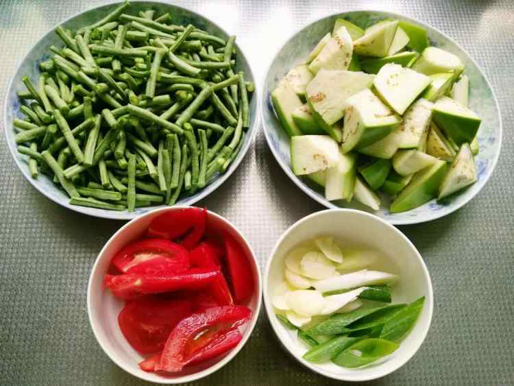清炒茄子豆角步骤1