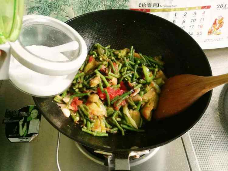 清炒茄子豆角步骤3