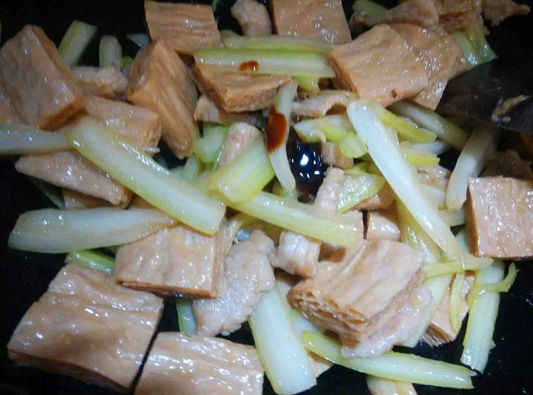 西芹炒素肉步骤5