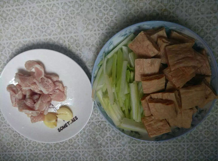 西芹炒素肉步骤1