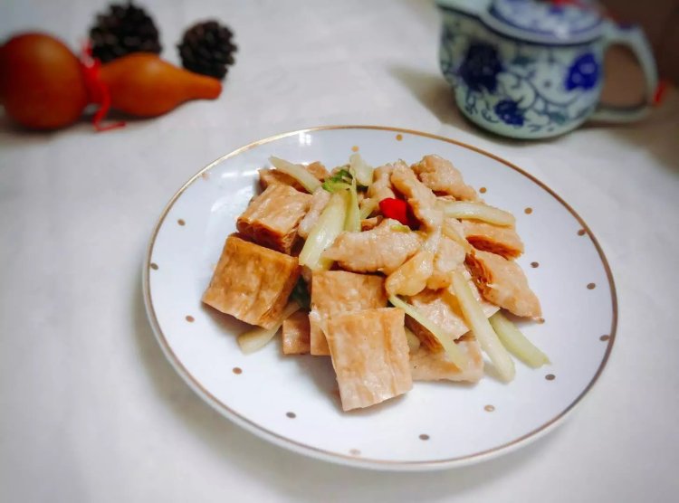 西芹炒素肉步骤6