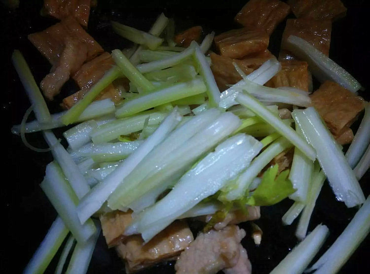 西芹炒素肉步骤4