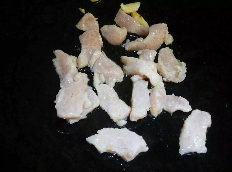西芹炒素肉步骤2