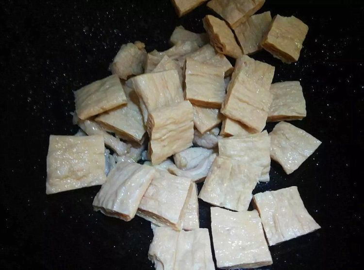 西芹炒素肉步骤3