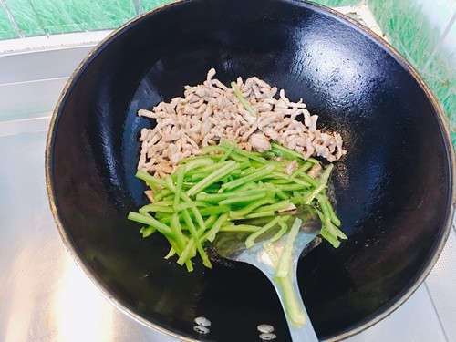 杜仲青椒炒肉丝步骤10