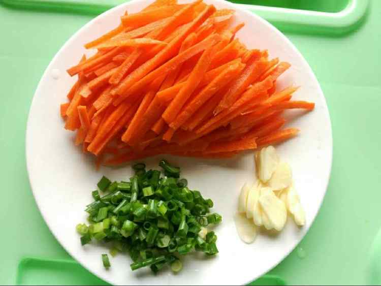 胡萝卜肉丝步骤3