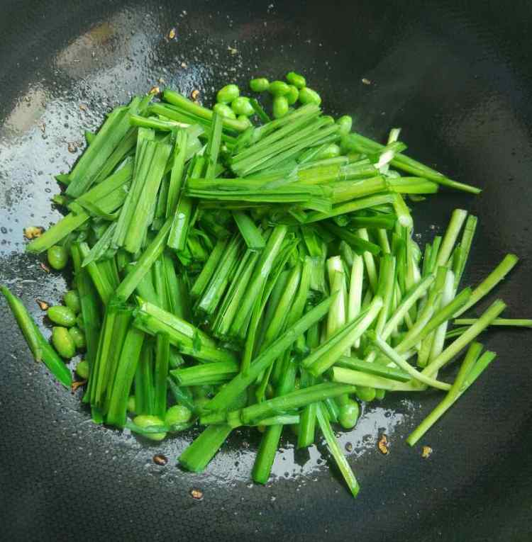韭菜炒毛豆步骤4