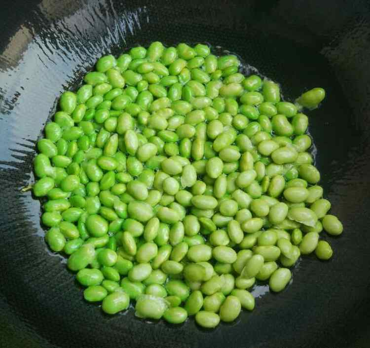 韭菜炒毛豆步骤3