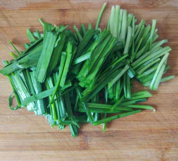 韭菜炒毛豆步骤2