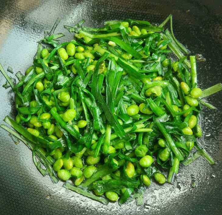 韭菜炒毛豆步骤5