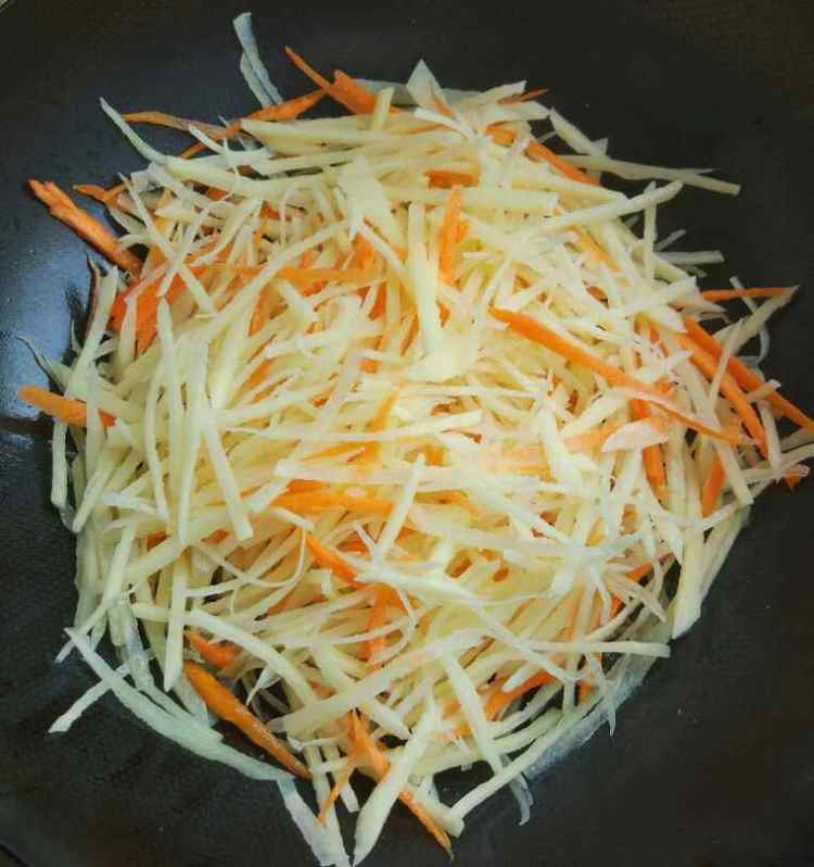 胡萝卜炒土豆丝步骤5