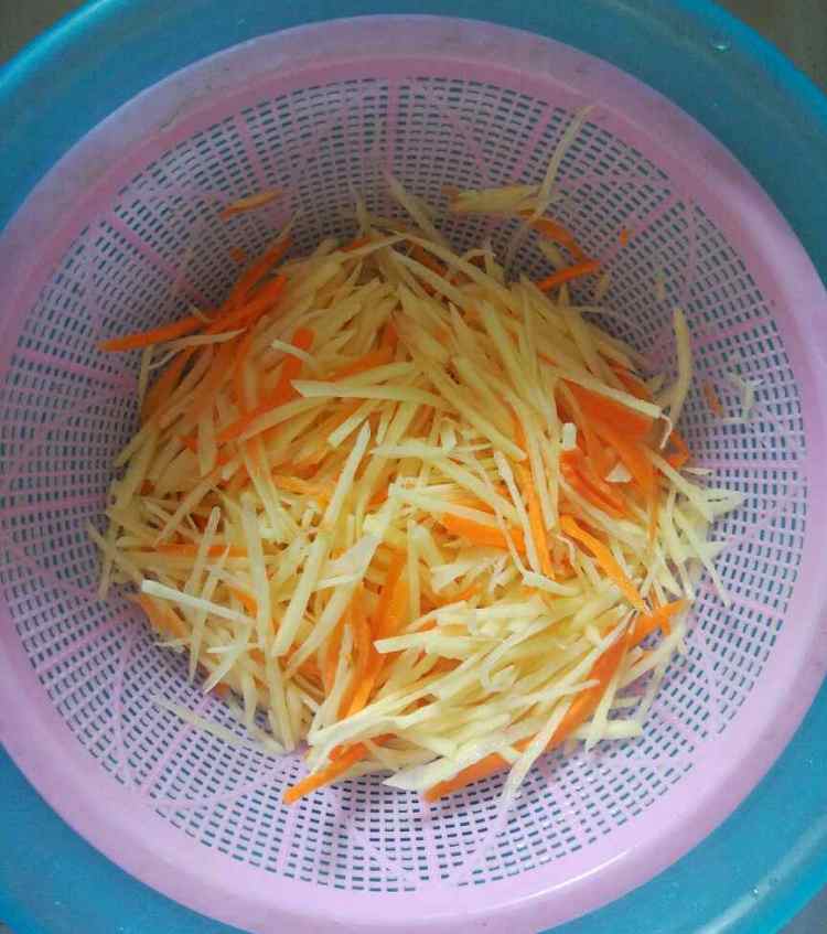胡萝卜炒土豆丝步骤3
