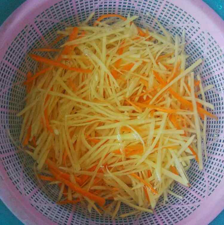 胡萝卜炒土豆丝步骤2