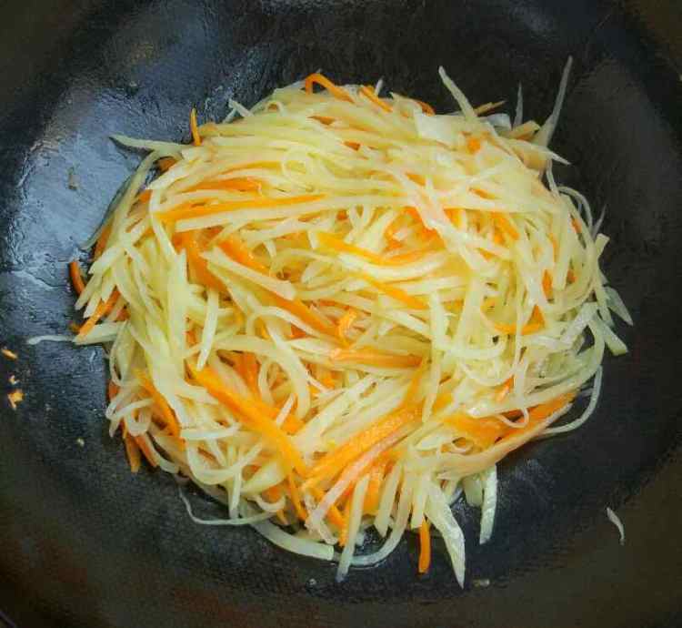 胡萝卜炒土豆丝步骤6
