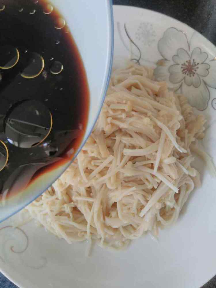 凉拌金针菇步骤12