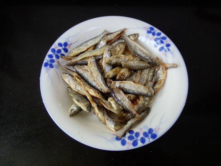 葱姜炒小河鱼干步骤3