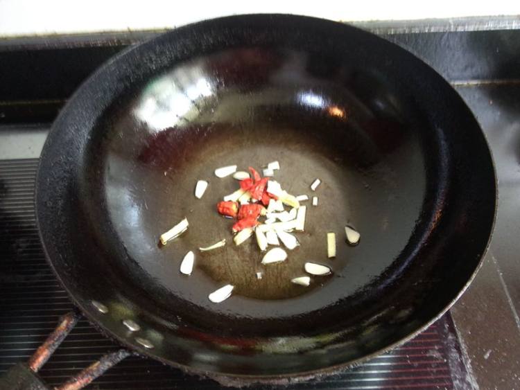 葱姜炒小河鱼干步骤4