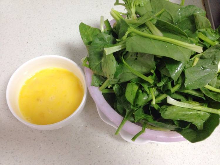菠菜炒鸡蛋步骤1