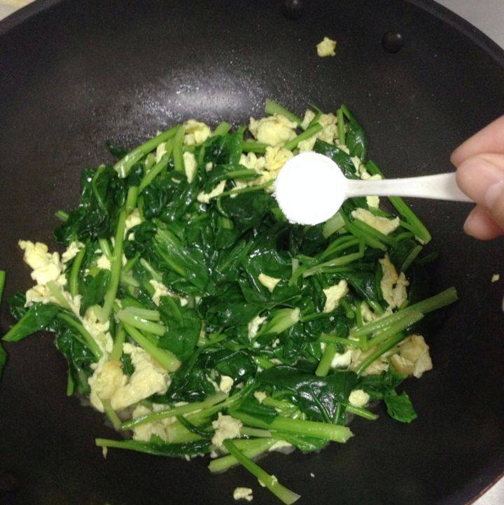菠菜炒鸡蛋步骤4