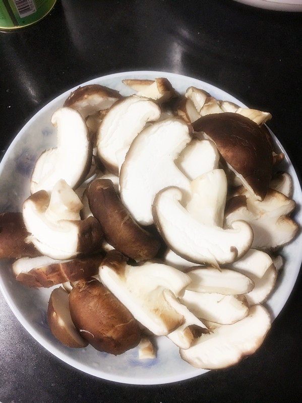 香菇炒肉步骤1
