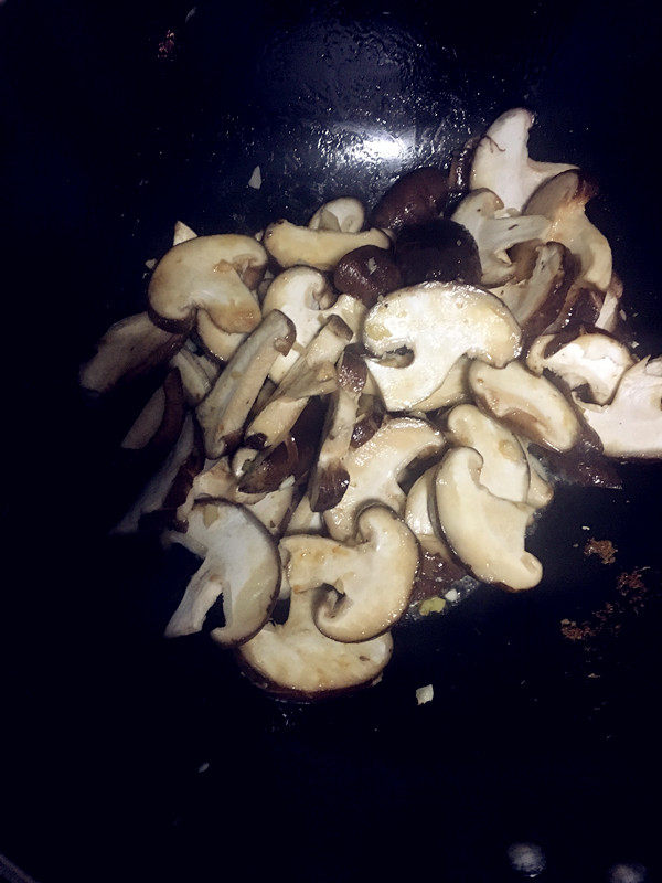 香菇炒肉步骤4